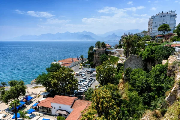 Antalya, Turquia - 26 de julho de 2019: A cidade velha de Antalya é um destino turístico popular . — Fotografia de Stock