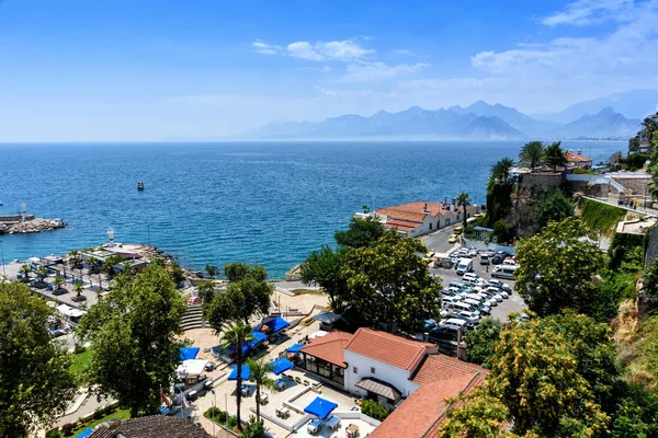 Antalya, Turchia - 26 luglio 2019: La città vecchia di Antalya è una popolare destinazione turistica . — Foto Stock