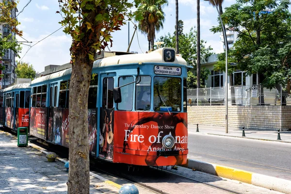 Antalya, Turquía - 26 de julio de 2019: Antiguo tranvía nostálgico de transporte público en ANTALYA con publicidad — Foto de Stock