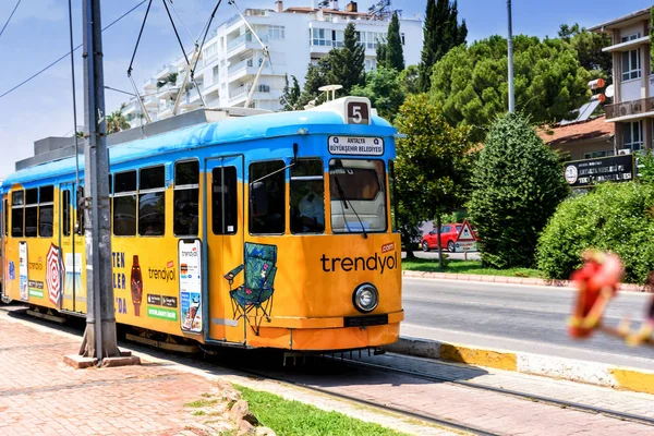 Antalya, Turquía - 26 de julio de 2019: Antiguo tranvía nostálgico de transporte público en ANTALYA con publicidad — Foto de Stock