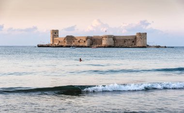 Mersin, Türkiye - 16 Ağustos 2019: Türkiye 'nin Mersin kenti yakınlarındaki Kizkalesi Şatosu' nda küçük bir adada Kizkalesi