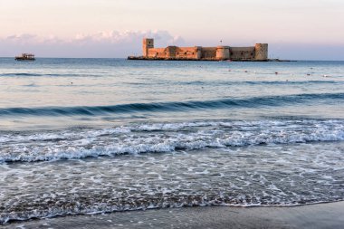 Mersin, Türkiye - 16 Ağustos 2019: Türkiye 'nin Mersin kenti yakınlarındaki Kizkalesi Şatosu' nda küçük bir adada Kizkalesi