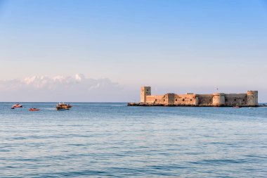 Mersin, Türkiye - 16 Ağustos 2019: Türkiye 'nin Mersin kenti yakınlarındaki Kizkalesi Şatosu' nda küçük bir adada Kizkalesi