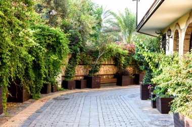 Antalya, Türkiye - 26 Temmuz 2019: Antalya Kaleici 'nin Tarihi bölümünde sokak. Eski Antalya kasabası turistler arasında popüler bir yerdir.