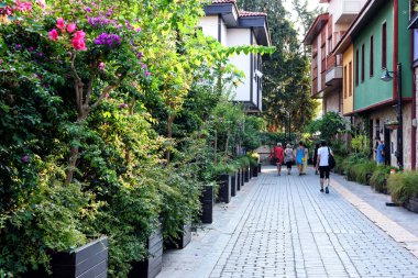 Antalya, Türkiye - 26 Temmuz 2019: Antalya Kaleici 'nin Tarihi bölümünde yayalarla birlikte sokak, Türkiye. Eski Antalya kasabası turistler arasında popüler bir yerdir.