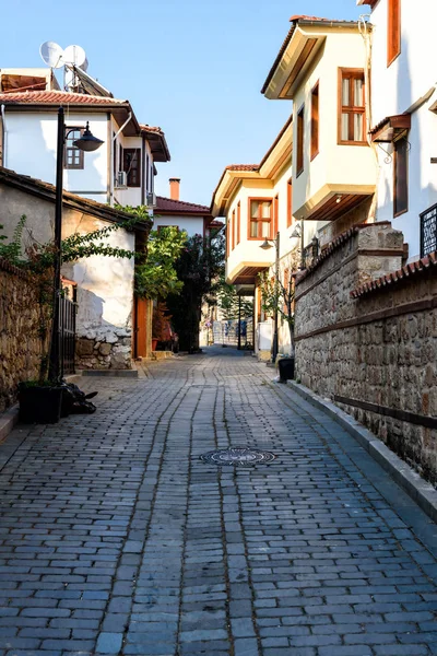 Antalya, truthahn - 26. juli 2019: straße im historischen teil von antalya kaleici, truthahn. Altstadt von Antalya ist ein beliebtes Ziel für Touristen — Stockfoto