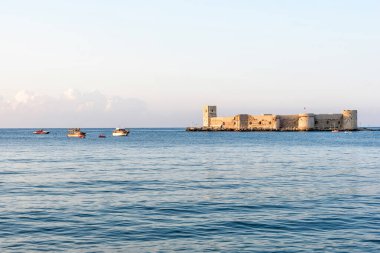 Mersin, Türkiye - 16 Ağustos 2019: Bakire şatosu, Akdeniz 'de Kiz Kalesi. Mersin Türkiye