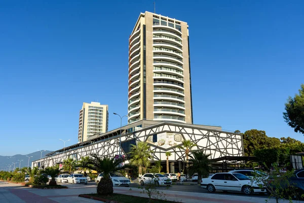 Iskenderun, Turkey - August 24, 2019: Hilton hotel in embankment of Iskenderun city which is located on the eastern Mediterranean coast on the Gulf of Iskenderun. Iskenderun is one of the largest citi — 스톡 사진