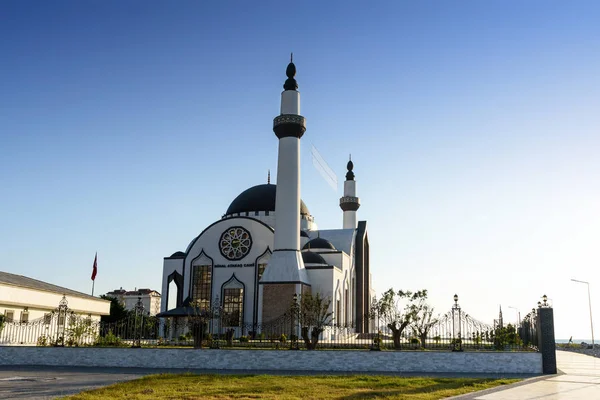 Turquie, Hatay - 24 août 2019 : Mosquée Nihal Atakas dans le remblai d'Iskenderun au coucher du soleil en été — Photo