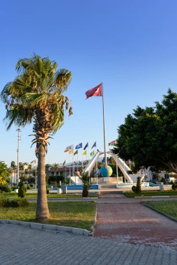 Türkiye, Hatay - 24 Ağustos 2019: İskenderun 'da palmiye ağaçlarıyla dalgalanan bayrak