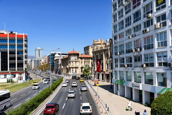 Izmir, Turecko - 30. srpna 2019: Pobřežní městská krajina s chodci, Izmir — Stock fotografie