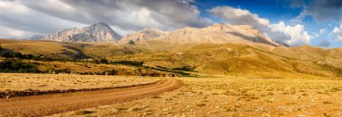 Türkiye Ulusal Parkı 'nda yaz mevsiminde gün batımında dağların panoramik manzarası