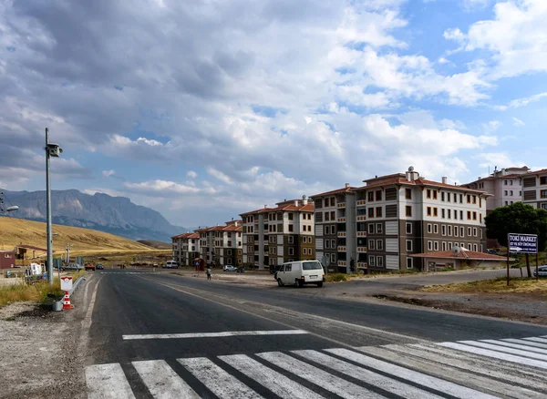 Berghäuser mit Wolken am Himmel, Türkei — Stockfoto