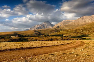 Türkiye Ulusal Parkı 'nda yaz aylarında evle birlikte gün batımında dağların panoramik manzarası