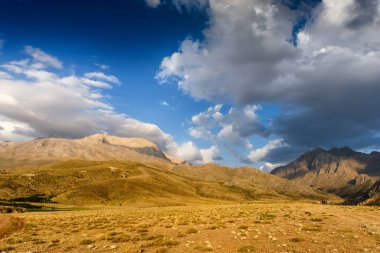Türkiye Ulusal Parkı 'nda yaz mevsiminde gün batımında dağların panoramik manzarası