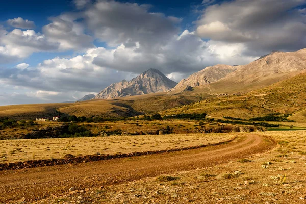 Türkiye Ulusal Parkı 'nda yaz aylarında evle birlikte gün batımında dağların panoramik manzarası
