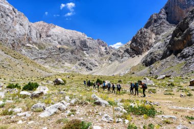 Türkiye, Chamard - 3 Ağustos 2019: Turistler yaz günü Türk Milli Parkı aladagında dağ manzarası boyunca yürüyorlar, arkadan bakıyorlar