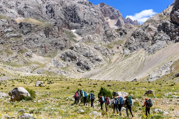 Türkiye, Chamard - 3 Ağustos 2019: Turistler yaz günü Türk Milli Parkı aladagında dağ manzarası boyunca yürüyorlar, arkadan bakıyorlar