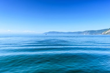 Baykal Gölü, Port Baykal yakınlarındaki köy, Rusya. Yüksek kıyı ve berrak göl suyunun yatay gündüz manzarası