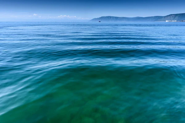 Baikalsee in der Nähe des Dorfes Port Baikal, Russland. Horizontale Tagessicht auf das hohe Ufer und das klare Wasser des Sees — Stockfoto