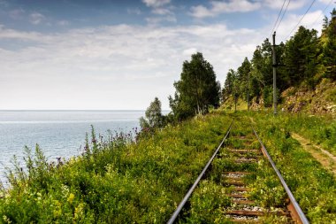 çevre-Baykal demiryolu Baykal Gölü kıyısında.