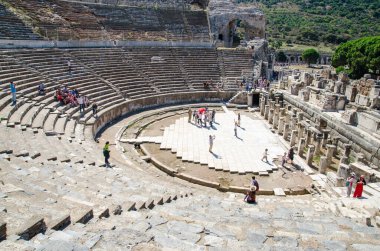 Efes, Türkiye - 1 Ekim 2015: İnsanlar Efes Antik şehir ziyaret ediyor.