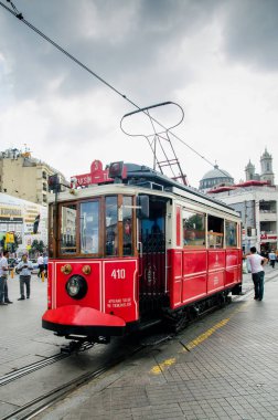 İstambul, Türkiye - 5 Ekim 2015: Taksim Meydanı 'nda tarihi tramvay