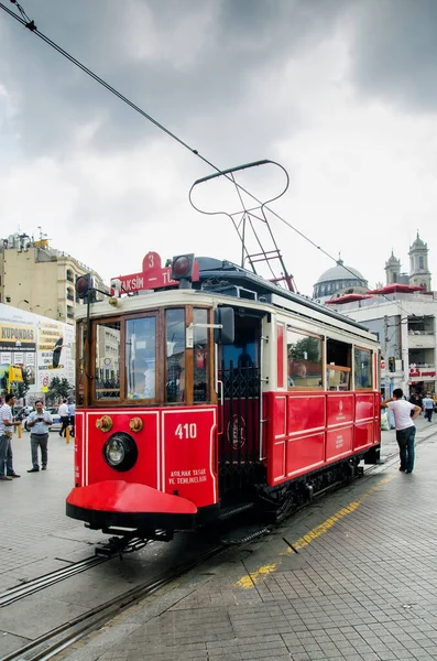 İstambul, Türkiye - 5 Ekim 2015: Taksim Meydanı 'nda tarihi tramvay
