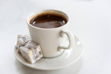 Bir fincan Yunan-Türk kahvesi beyaz arka planda izole edilmiş, tatlı bir zevkle