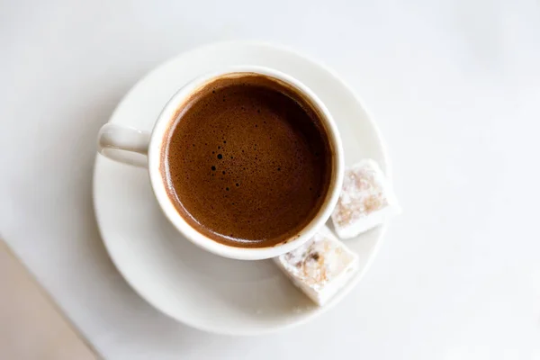 Coupe de café grec-turc isolé sur fond blanc avec délice sucré — Photo