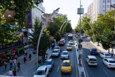 Ankara, Türkiye - 23 Haziran 2018: Kizilay ilçesinde kalabalık bir günde cadde