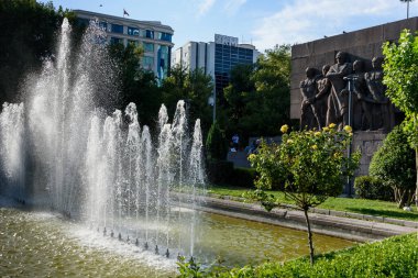 Ankara, Türkiye - 23 Haziran 2018: Kizilay Meydanı 'ndaki Guven Parkı Atatürk heykeli ve çeşmesi