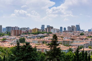 Ankara, Türkiye - 24 Temmuz 2018: Kiremit çatılı ve gökdelenli Ankara evlerinin yukarısına bak