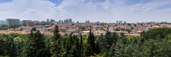 Ankara, Türkei - 24. Juli 2018: Blick über Häuser in Ankara mit Ziegeldächern und Wolkenkratzern — Stockfoto