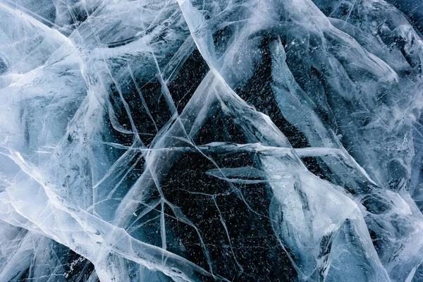 贝加尔湖美丽的冰，有抽象的裂缝 — 图库照片