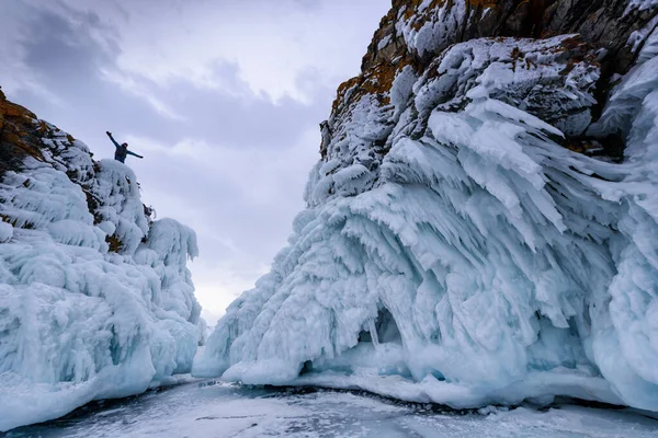 Lago Baikal, Rusia - 9 de marzo de 2020: Escalador de rocas en la cima de la roca. Deporte y vida activa —  Fotos de Stock