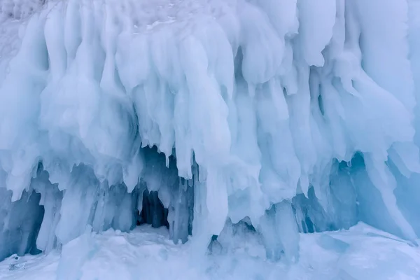 Icicles pozadí na ledové stěně na jezeře Bajkal v zimě — Stock fotografie