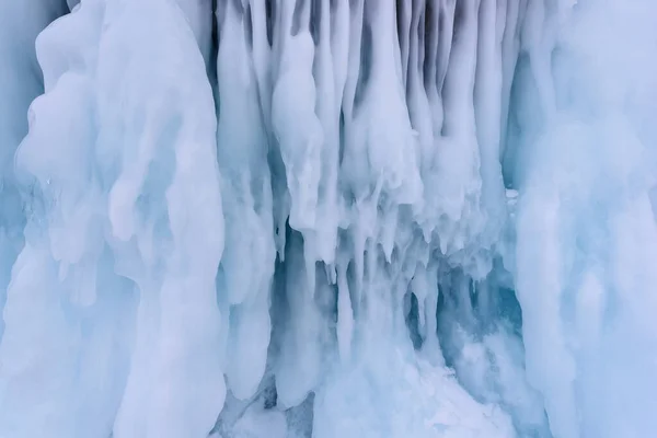 Icicli sfondo sulla parete di ghiaccio sul lago Baikal in inverno — Foto Stock