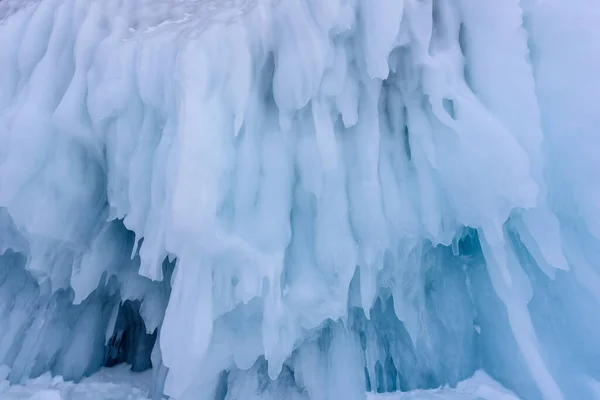 Eiszapfen auf der Eiswand am Baikalsee im Winter — Stockfoto