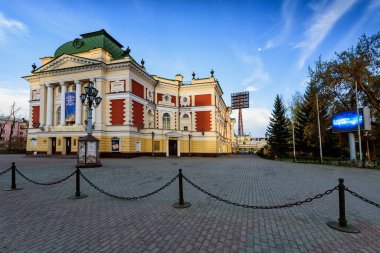 IRKUTSK, RUSSIA - 04 Mayıs 2020: Okhlopkov Drama Tiyatrosu Irkutsk, Rusya. Irkutsk Akademi Tiyatrosu Yazın güneşli bir günde