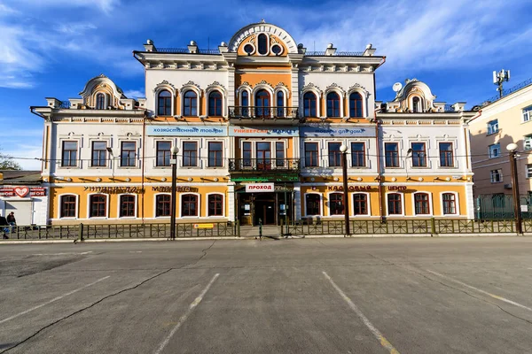 Irkutsk Rusia Mayo 2020 Edificio Blanco Amarillo Frente Mercado Central —  Fotos de Stock