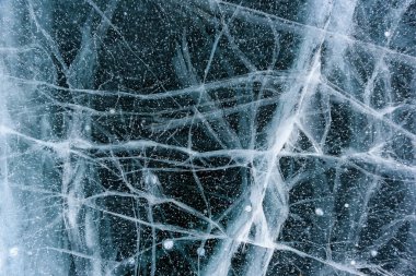 Soyut çatlakları olan Baykal Gölü 'nün güzel buzu