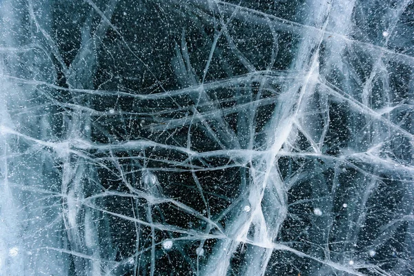 Soyut çatlakları olan Baykal Gölü 'nün güzel buzu