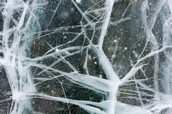 Soyut çatlakları olan Baykal Gölü 'nün güzel buzu