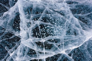 Soyut çatlakları olan Baykal Gölü 'nün güzel buzu