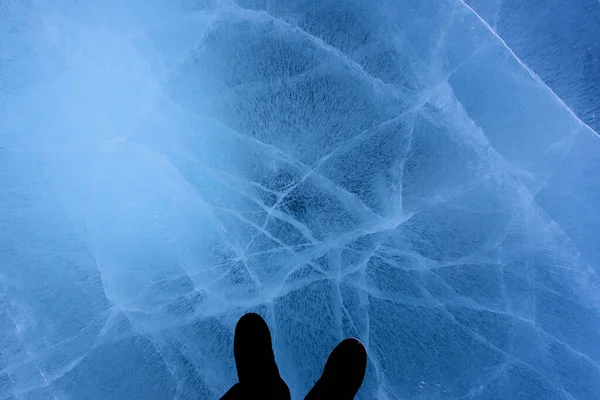 Gyönyörű jég a Bajkál-tó absztrakt repedések cipővel. Felülnézet — Stock Fotó