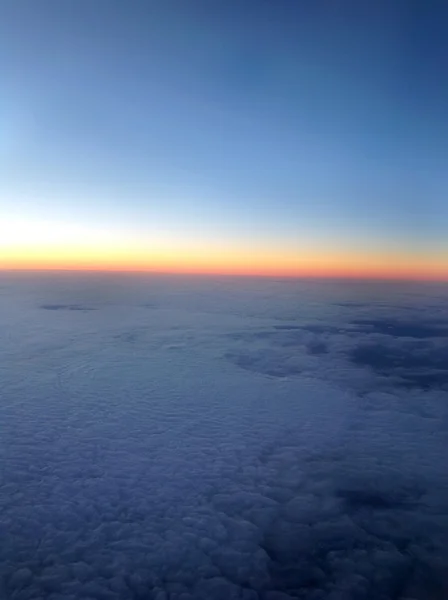 Weergave zonsondergang vanuit airplan achtergrond — Stockfoto