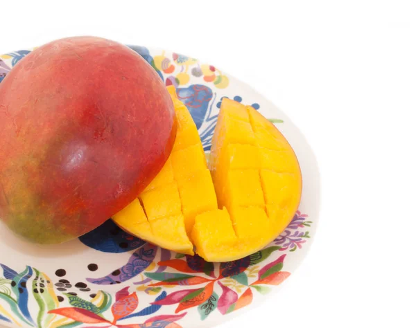Dojrzałe mango z plastrami na talerzu. — Zdjęcie stockowe