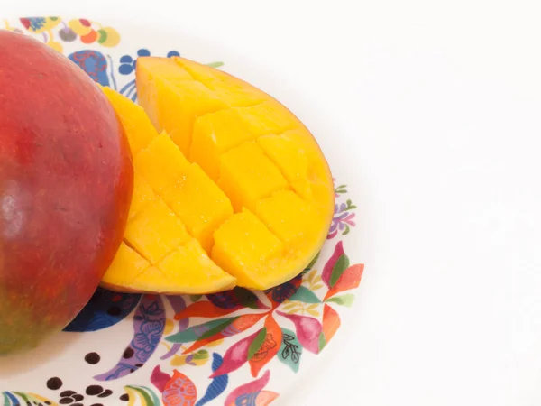 Mango maduro con rodajas en plato. de cerca — Foto de Stock