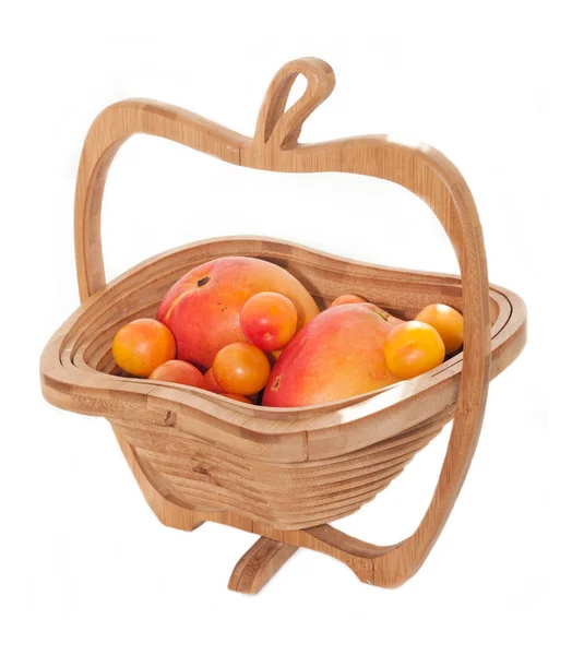 Cesta de madera witgh frutas maduras . — Foto de Stock